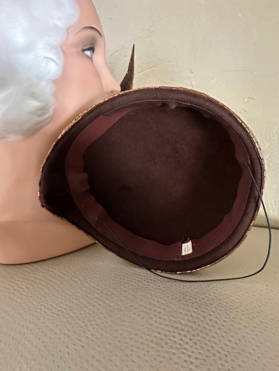 IRRESISTIBLE 1950s\' BROWN COCKTAIL HAT + IRIDESCENT BEADS & FEATHER main image 6